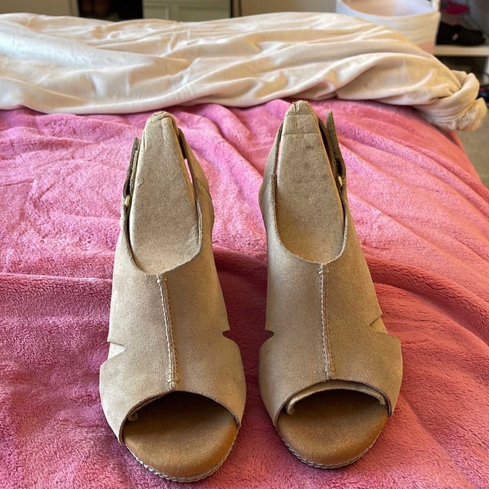Clarks sand colored wedges shoes